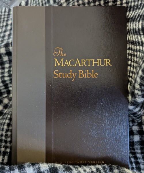 A beautifully bound study Bible with clear NKJV text and verse-by-verse insight — ideal for deepening faith and understanding at any stage of life. MacArthur Study Bible